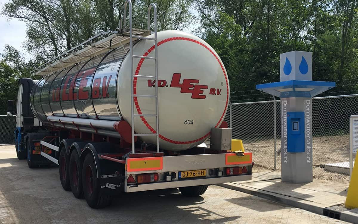 Tankwagen bij het Demiwater-vulpunt van Evides Industriewater in Dordrecht