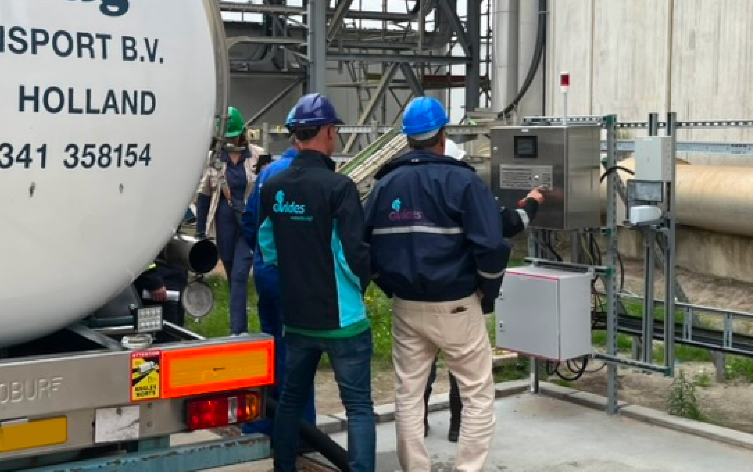 Tankwagen bij de bedieningszuil van de Centrale Afvalwaterzuivering Botlek